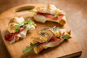 Brioche bread with bresaola and scamorza cheese: the perfect brunch Brioche bread with bresaola and scamorza cheese: the perfect brunch