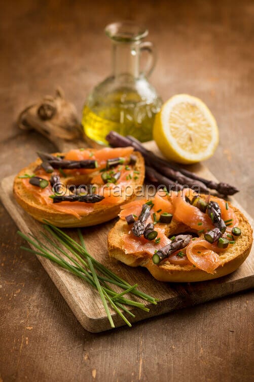 Friselle pugliesi con asparagi viola Friselle pugliesi con asparagi viola