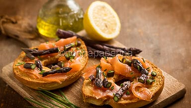 Friselle pugliesi con asparagi viola