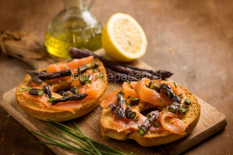 Friselle pugliesi con asparagi viola