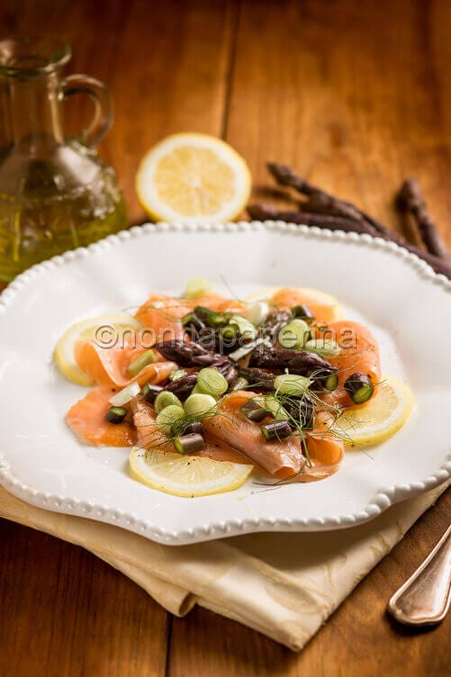 Insalata di asparagi viola e salmone