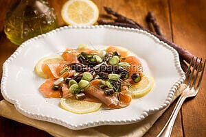 Insalata di asparagi viola e salmone, un piatto raffinato Insalata di asparagi viola e salmone, un piatto raffinato