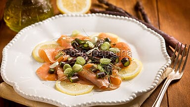 Insalata di asparagi viola e salmone
