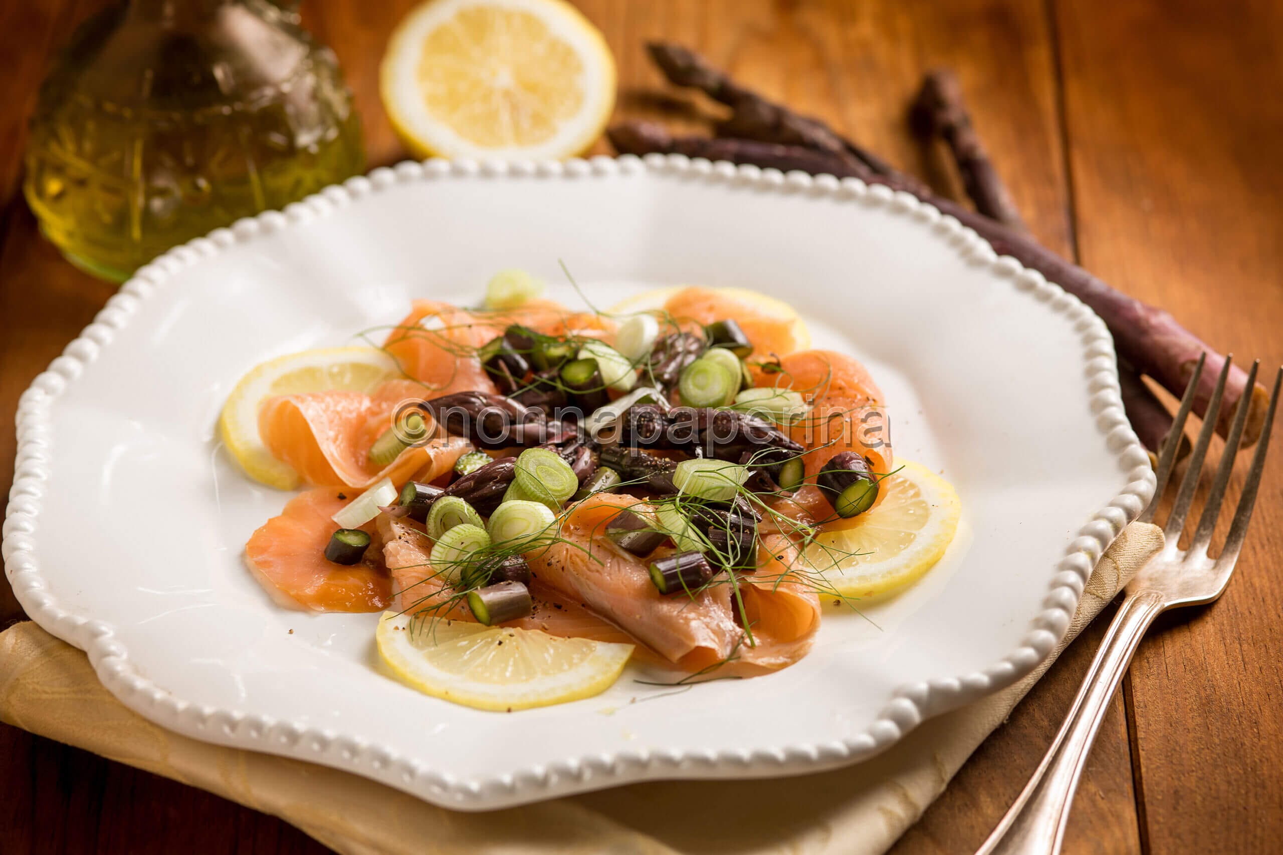 Insalata di asparagi viola e salmone, un piatto raffinato