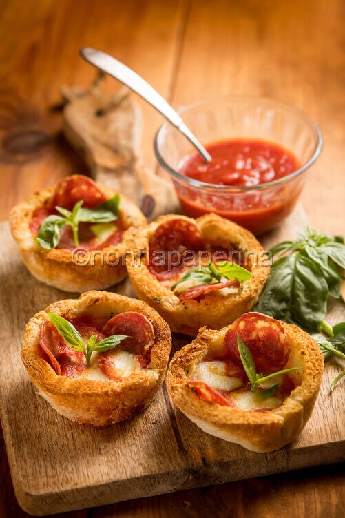 Muffin di pane a fette e salame piccante Muffin di pane a fette e salame piccante