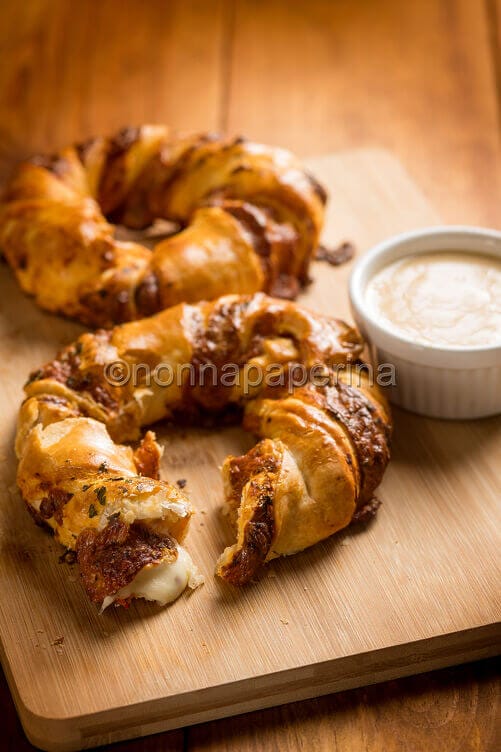 Pasta sfoglia con pomodoro e mozzarella