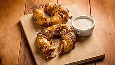 Pasta sfoglia con pomodoro e mozzarella: buona e semplice