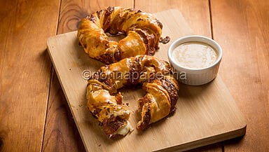 Pasta sfoglia con pomodoro e mozzarella