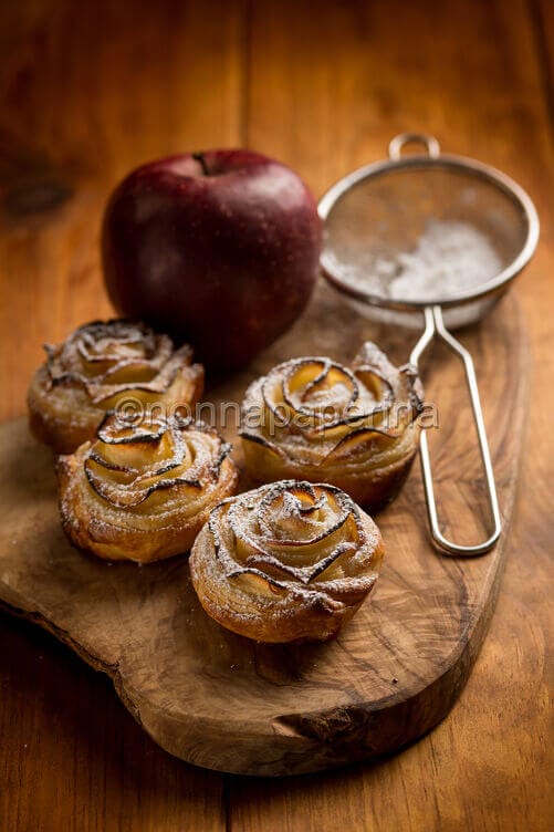 Sfogliatine di mele a forma di rosa Sfogliatine di mele a forma di rosa