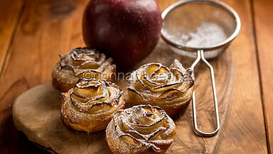 Sfogliatine di mele a forma di rosa