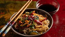 Shirataki con curry e verdure: i sapori orientali a tavola Shirataki con curry e verdure: i sapori orientali a tavola