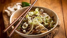 Shirataki con verdure e salsa teriyaki, un piatto fusion