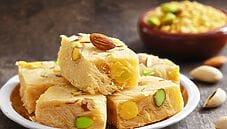 Soan papdi con mandorle, un dolce indiano buono e aromatico