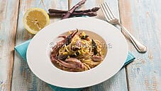 Spaghetti con asparagi e totani, un primo tra mare e terra Spaghetti con asparagi e totani, un primo tra mare e terra