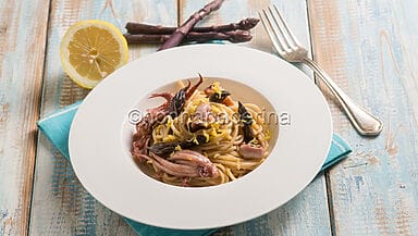 Spaghetti con asparagi e totani