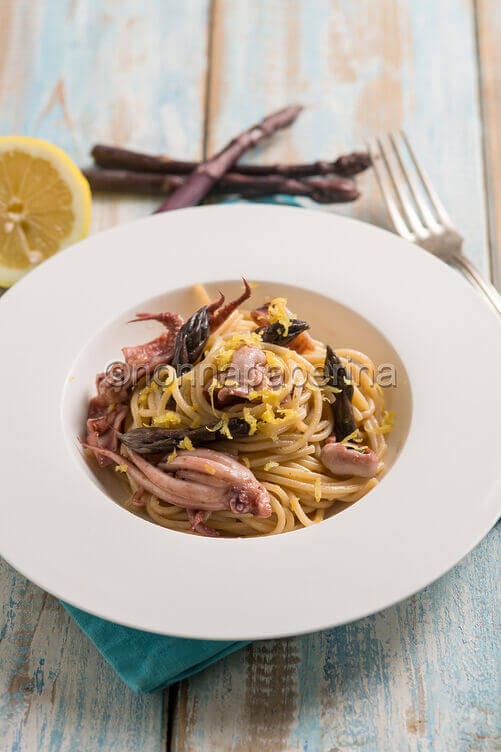 Spaghetti con asparagi e totani