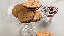 Biscotti al cioccolato ripieni per una merenda gustosa