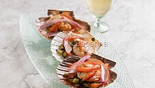 Capesante scottate con verdure, un piatto ittico pregiato
