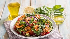 Insalata di anguria e gamberetti, un piatto per l’estate