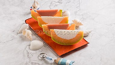 Meloni ripieni con gelatina di frutta