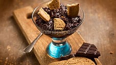 Mousse al cioccolato e biscotti: un buon dolce al cucchiaio Mousse al cioccolato e biscotti: un buon dolce al cucchiaio