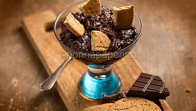 Mousse al cioccolato e biscotti