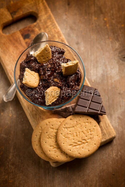 Mousse al cioccolato e biscotti