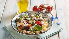 Pasta fredda alla greca, un primo piatto colorato e fresco