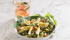 Pasta fredda con pesto e tonno scottato, un’insalata gourmet