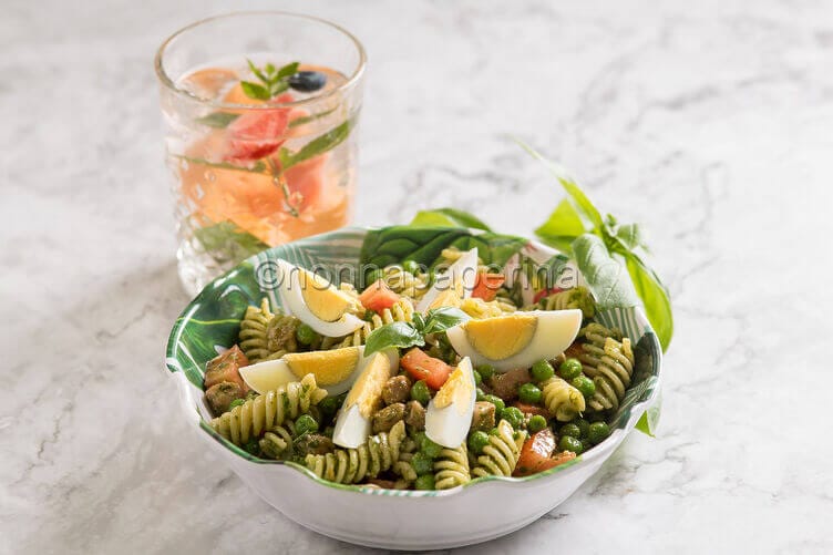 Pasta fredda con pesto e tonno scottato