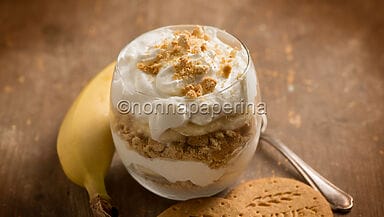 Pudding di banana e biscotti