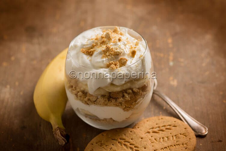 Pudding di banana e biscotti