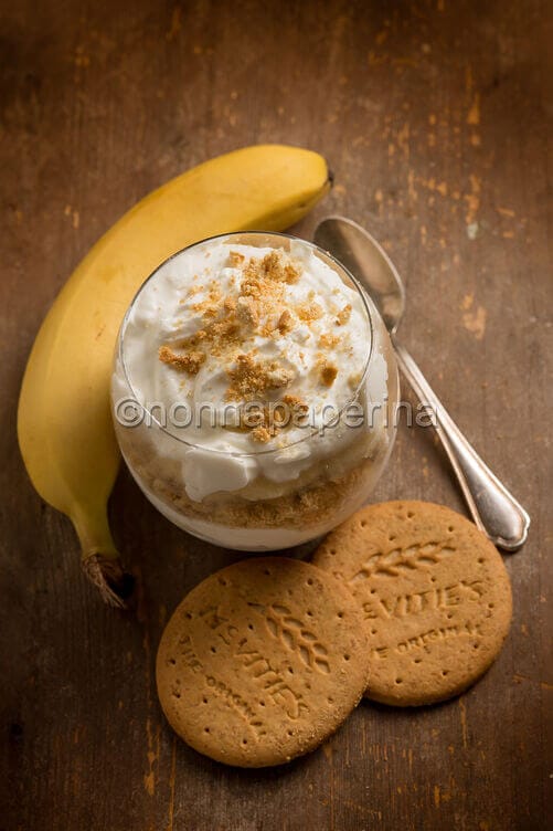 Pudding di banana e biscotti