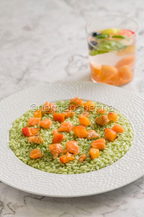 Risotto con spinaci e tartare di salmone
