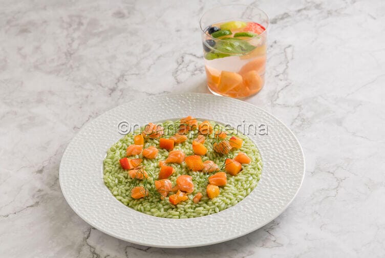 Risotto con spinaci e tartare di salmone
