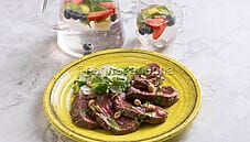 Tagliata di manzo con salsa di rucola, un secondo gourmet