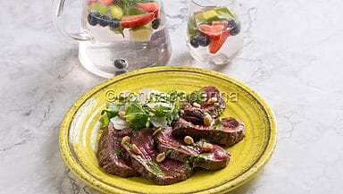 Tagliata di manzo con salsa di rucola