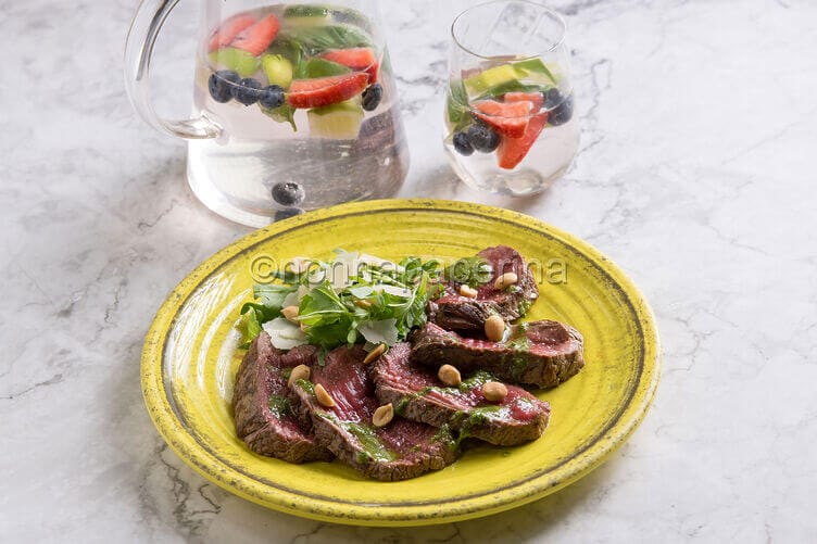 Tagliata di manzo con salsa di rucola
