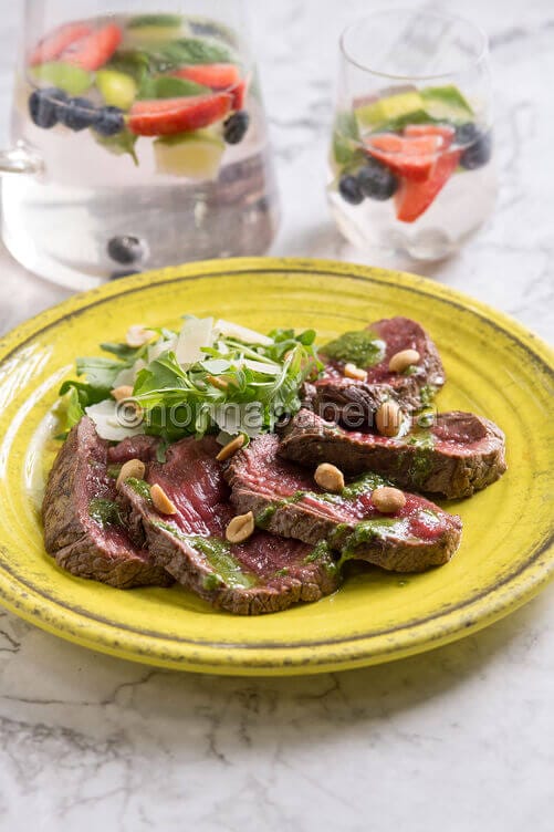 Tagliata di manzo con salsa di rucola