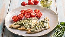 Filetti di orata con pesto e mandorle: un piatto raffinato