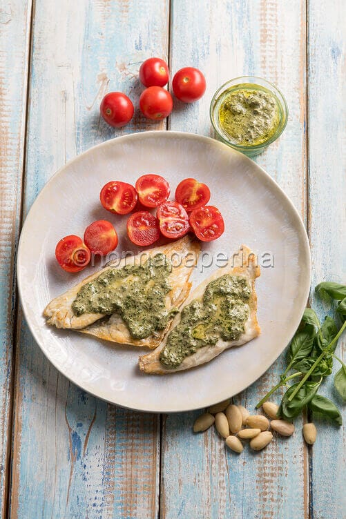 Filetti di orata con pesto e mandorle
