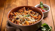 Pasta al forno con piselli e melanzane, un primo rustico