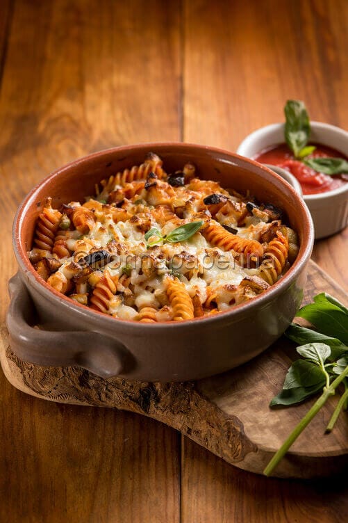 Pasta al forno con piselli e melanzane
