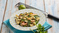 Pasta fredda con piselli e gamberi