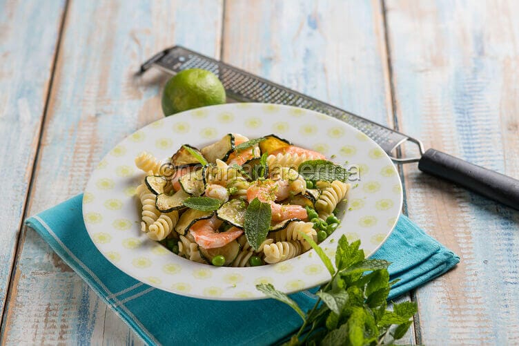 Pasta fredda con piselli e gamberi