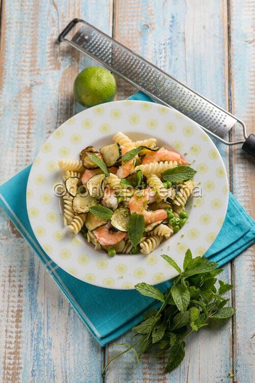 Pasta fredda con piselli e gamberi