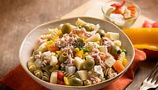 Pasta fredda mista, un primo piatto colorato e saporito Pasta fredda mista, un primo piatto colorato e saporito