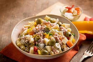 Pasta fredda mista, un primo piatto colorato e saporito Pasta fredda mista, un primo piatto colorato e saporito