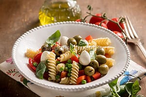 Pasta fredda tricolore, un piatto estivo facile e sfizioso Pasta fredda tricolore, un piatto estivo facile e sfizioso