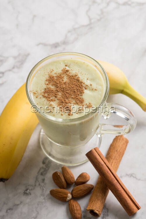Smoothie con avocado e mandorle Smoothie con avocado e mandorle